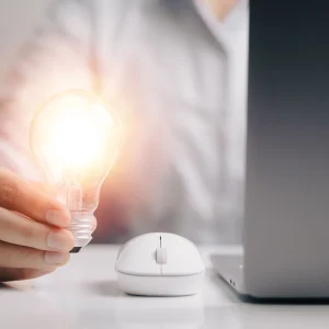 light-bulb-while-using-laptop-new-ideas-with-innovation-creative-concept copie